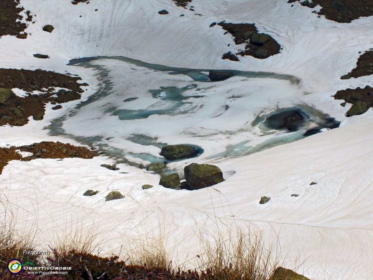 67 Laghetto di Pietra Quadra (2100 m.) in lento disgelo.JPG